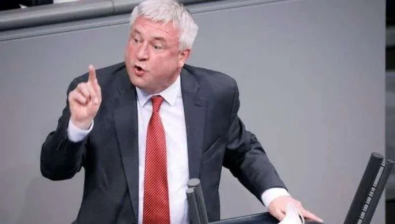 Tensionet në veri, deputeti gjerman i përgjigjet kritikëve: Kosova po zbaton të drejtat dhe po siguron rendin në territorin e saj