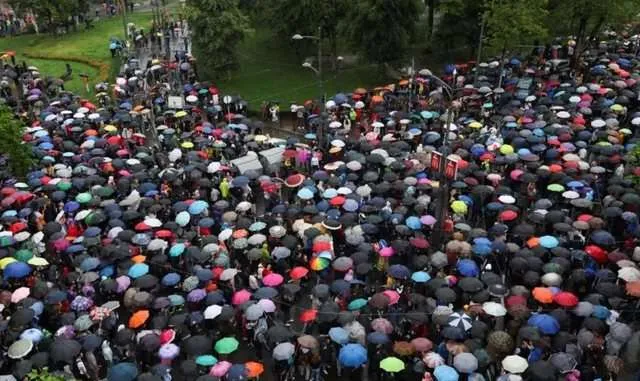 Dhjetëra mijëra persona protestojnë kundër dhunës në Beograd