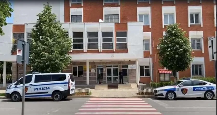 KUKËS/ Qëlluan policinë me armë, gjykata  jep masën për algjerianët e sirianët