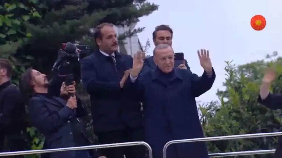 Erdogan i gëzuar para mbështetësve ironizon kundërshtarin: Bye bye Kemal!