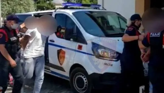 DEVOLL/ Arrestohet 35-vjeçari. Po i dërgonte me furgon drejt kufirit me Greqinë