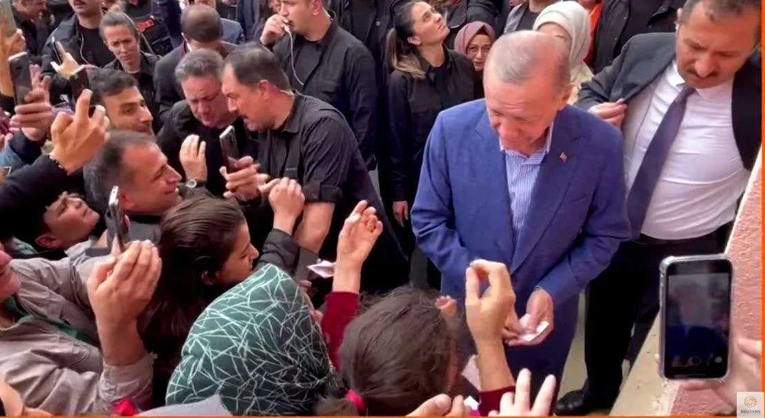 VIDEO/Erdogan s’e harron vesin, shpërndan para në publik për mbështetësit e tij