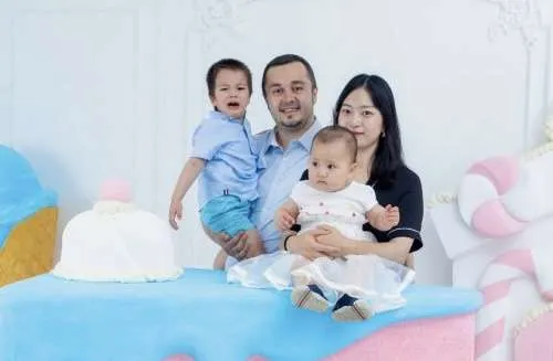 Historia e dashurisë mes shqiptarit dhe vajzës nga Kina: Ja si e pritën familjet