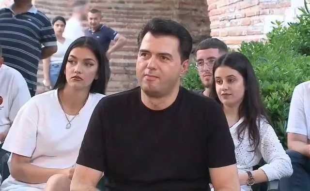 Basha u përgjigjet kritikëve: Nuk harxhoj kokrrën e minutit me banalitetet tuaja! 