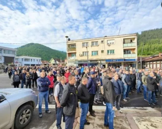 Kosovë/ Kryekomunari i ri i Leposaviqit e  kalon natën në zyrë. Nis sërish grumbullimi i serbëve