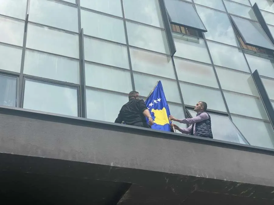 Situata në veri të Kosovës/ Serbët kundërshtojnë vendosjen e flamurit të Kosovës në komuna! Pala tjetër nuk tërhiqet nga zbatimi i Kushtetutës