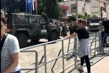 KOSOVË/ Protestuesit serbë sulmojnë gazetarët në Leposaviç