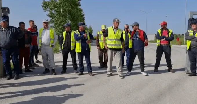 FIER/Punonjësit bllokojnë dyert e inceneratorit : Do pengojmë procesin e punës