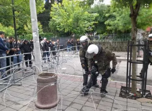 Në komunën e Zveçanit KFOR vendos tela me gjemba përreth godinës
