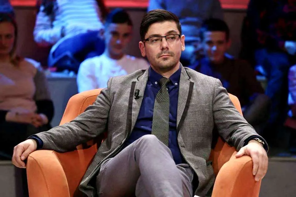 A ja vlen të vazhdosh të jetosh dhe të votosh në këtë vend?!