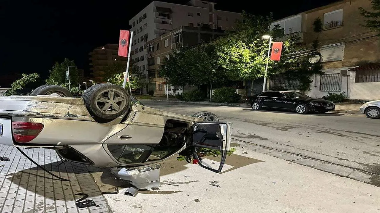 Vlorë/ Makina përplaset me pemën dhe kthehet përmbys, në spital dy persona
