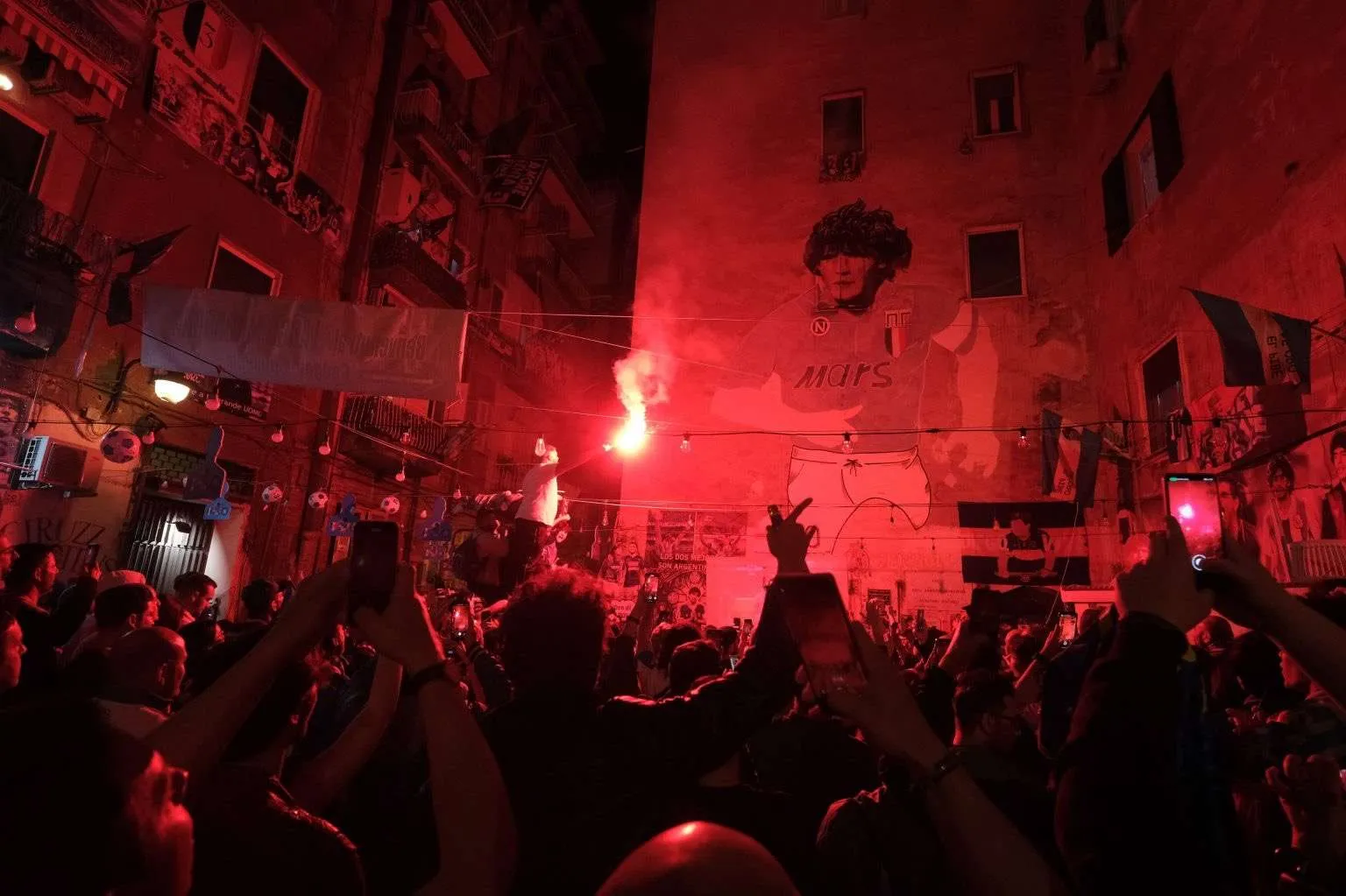 Bilance lufte në Napoli, festa kthehet në tragjedi, një i vrarë dhe disa të plagosur