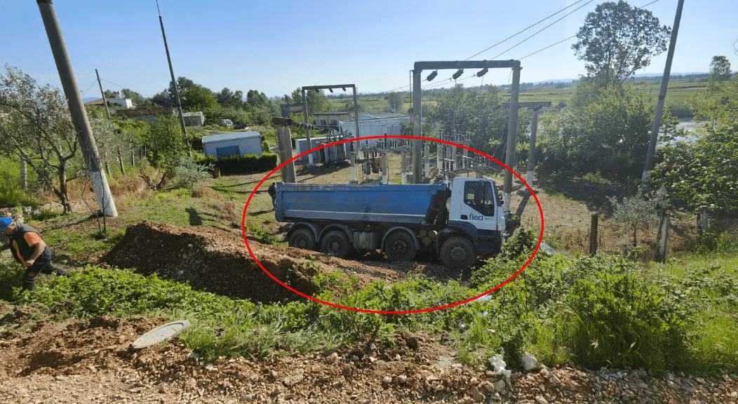 Po shpërndante çakull elektoral, kamioni del nga rruga dhe përfundon në nënstacionin elektrik