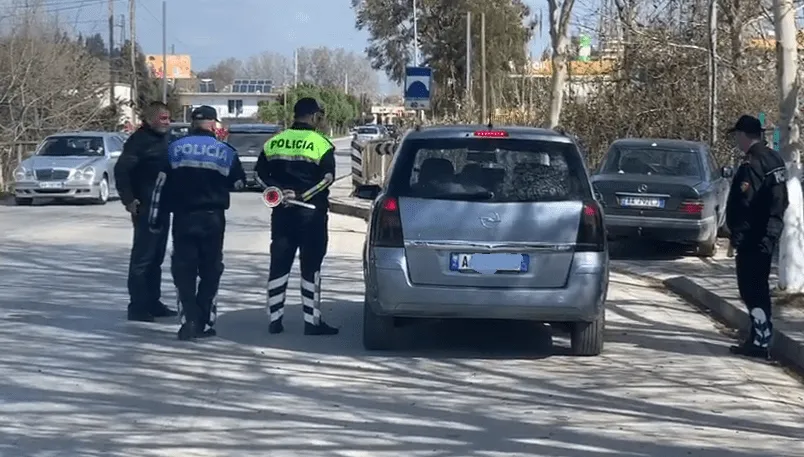 Tentoi të vriste dy persona duke i përplasur me automjet, shpallet në kërkim 22-vjeçari