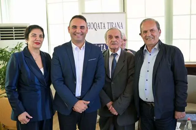 Këlliçi nderohet me titullin “Fisnikëria e Tiranës”/ “Do t’i trajtoj barabartë të gjitha komunitetet”