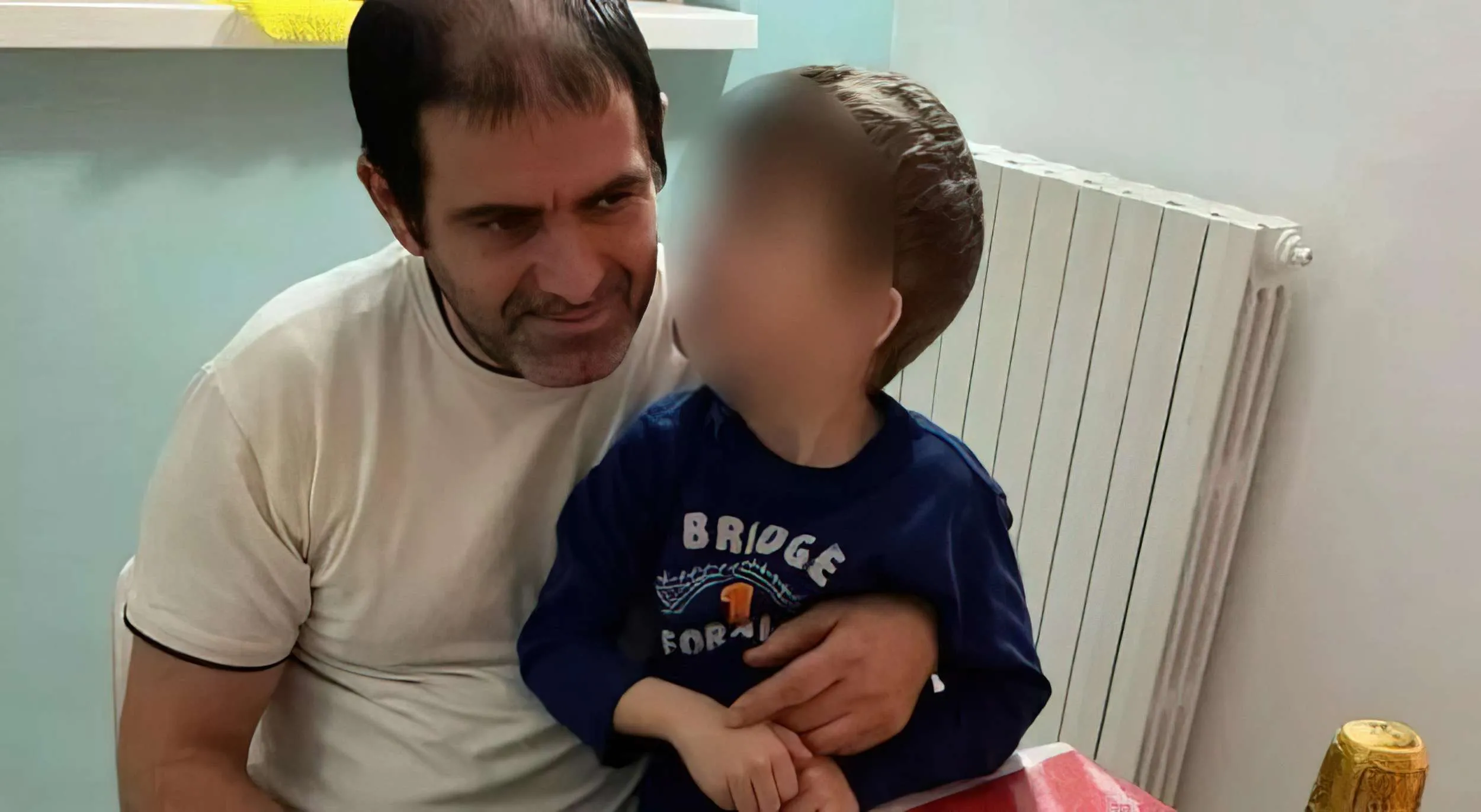 Detajet tronditëse/ Si shpëtoi 5-vjeçari babait që theri me thikë familjen, u fsheh pas divanit