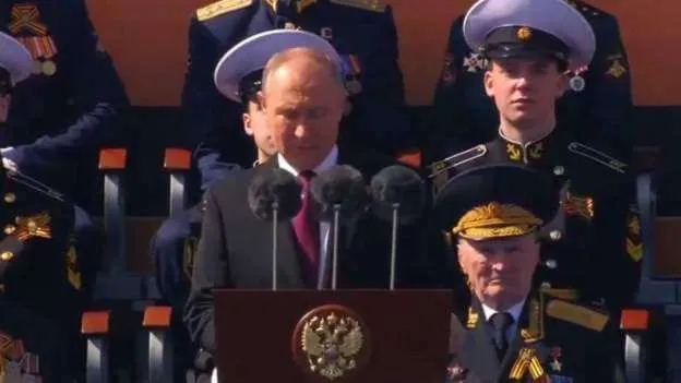Putin në sheshin e Kuq të Moskës: Një luftë e vërtetë po bëhet kundër Rusisë
