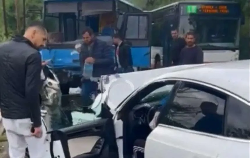Aksidentohet autobusi i linjës së Petrelës/ Raportohet për disa të plagosur