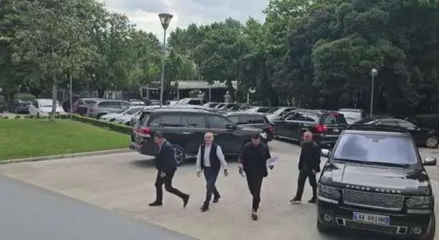Dy ditë para zgjedhjeve vendore, Meta “zbrakon” në zyrën e Berishës