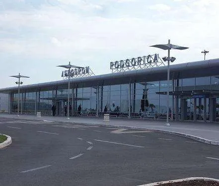 Alarm për bomba në Malin e Zi/ Mbyllen aeroportet e Podgoricës dhe Tivatit