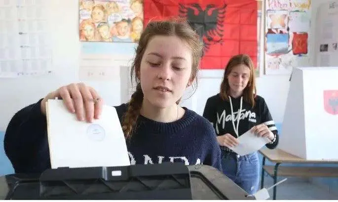Analiza e “Foxnews” për 14 majin: Zgjedhjet në Shqipëri dëmtohen nga korrupsioni dhe blerja e votave, rastet e manipulimit përfshijnë PS-në