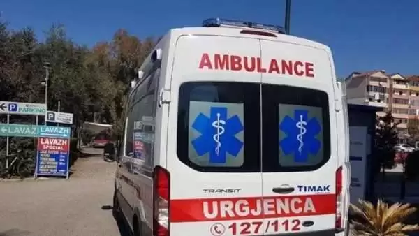 Emri/Makina përplas 68-vjeçarin në vijat e bardha dhe e merr zvarr për disa metra.