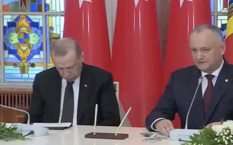 Erdoganin e “zë gjumi” gjatë intervistës televizive.