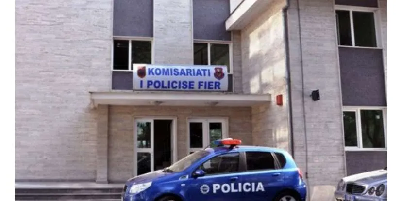 Tentoi të vriste 2 persona duke i përplasur me automjet dhe gabimisht aksidentoi dhe një tjetër mjet në Fier, në kërkim i riu