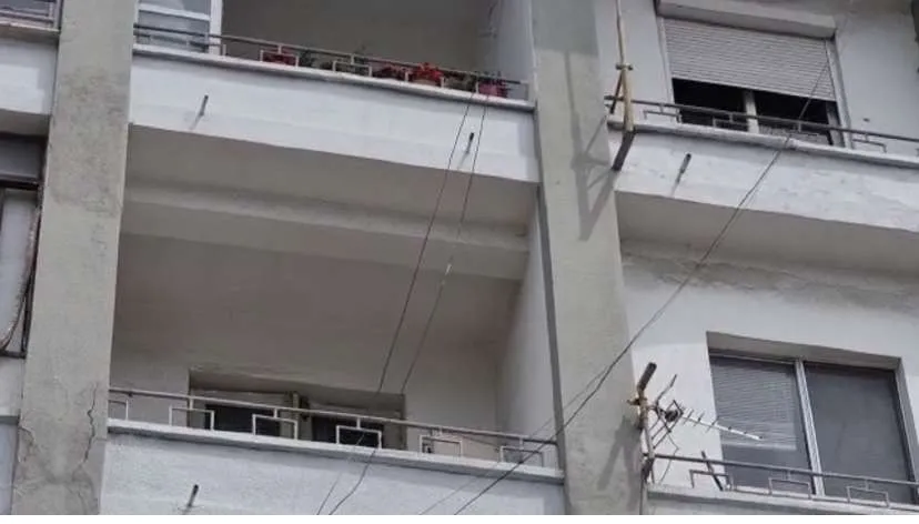 E rëndë në Durrës/ Gruaja bie nga kati i 3-të i pallatit, niset në spital në gjendje të rëndë shëndetësore