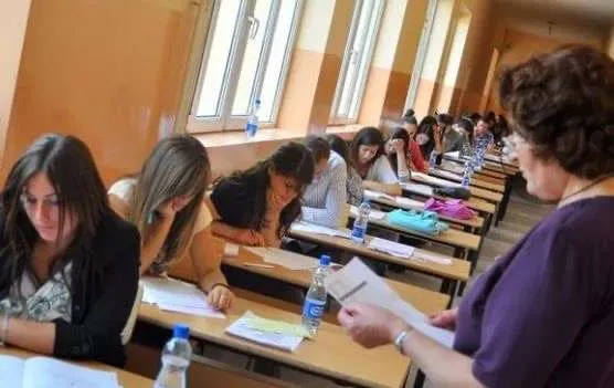 Vazhdon ‘tradita’ për Maturën, teza e Anglishtes përfundon në rrjetet sociale