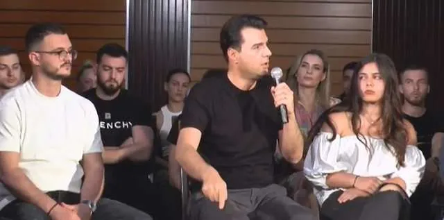 Basha takim me të rinjtë në Vlorë