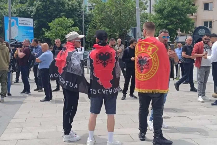 Në veri po protestojnë serbët, në jug të Mitrovicës mblidhen shqiptarët