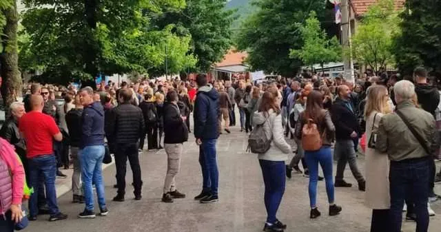 Qindra protestues serbë në Zveçan