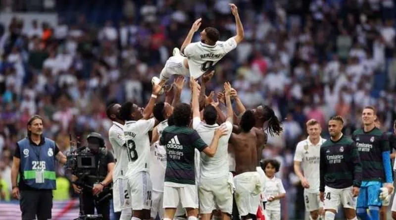 I gjithë “Santiago Bernabeu” në këmbë për largimin e Karim Benzema