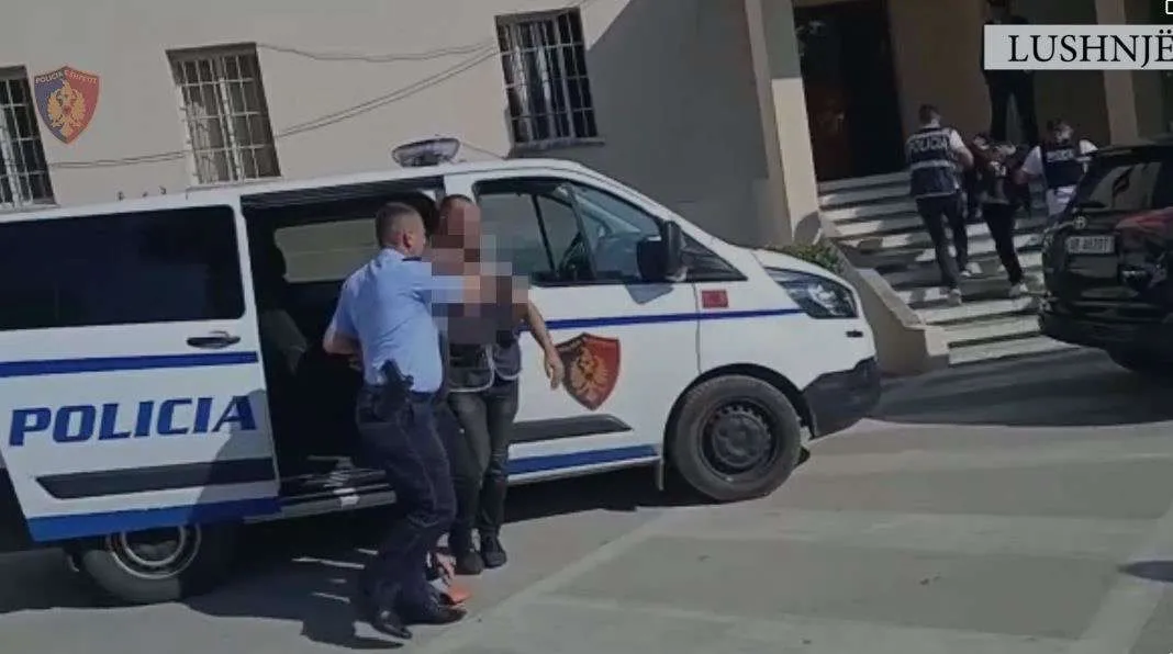BERAT/ Shkatërrohet grupi kriminal, sekuestrohen armë dhe drogë