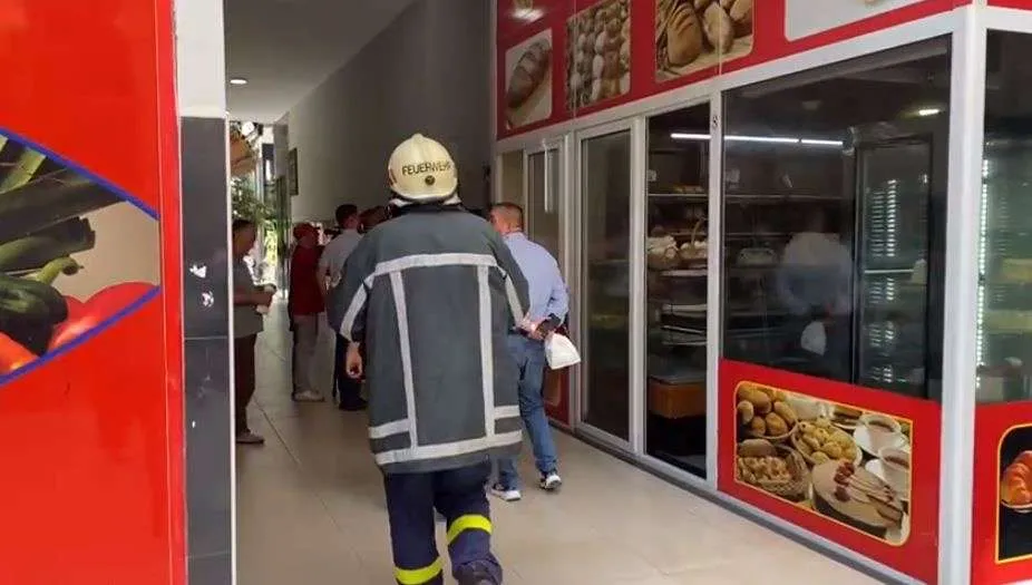 Tiranë /  Një pallat afër godinës së SPAK-ut përfshihet nga flakët