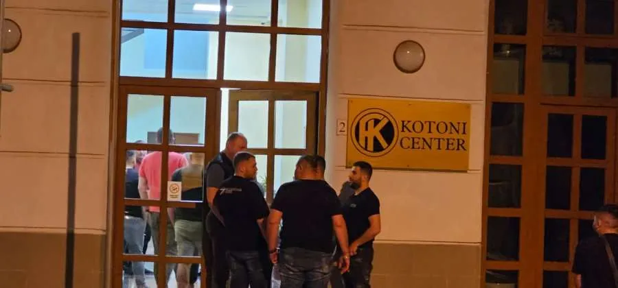VIDEO/ Dhuna nga të fortët e Bashës ndaj deputetëve