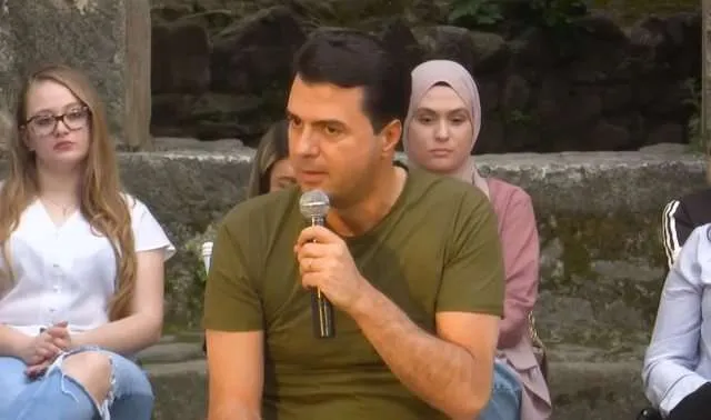 Elbasan / Basha takim me të rinjtë: Merren me  mua pse u kthye, si u kthye, çfarë ka veshur, si është qethur, por jo me debatin.