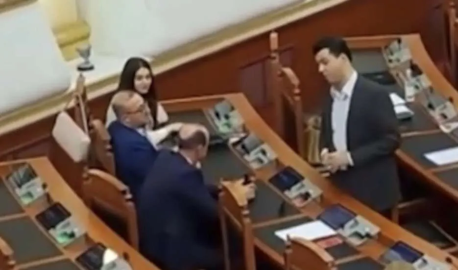 VIDEO/ Pas replikave në Kuvend, Basha ulet kokë më kokë me dy deputetët kritikë, Sula e Korreshi