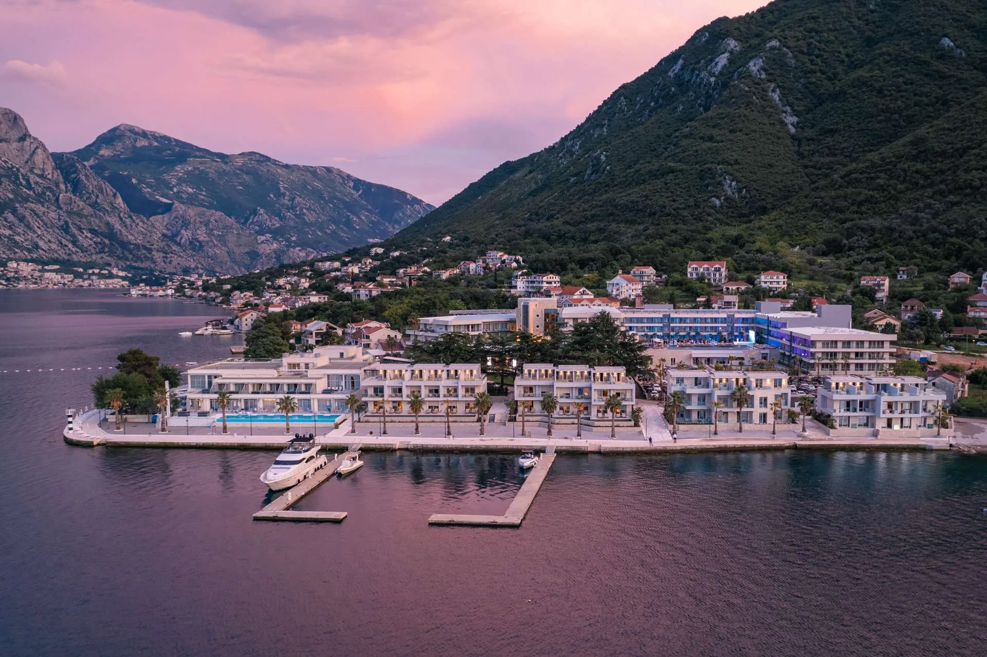 Hapet resorti i parë Hyatt në vendin fqinj