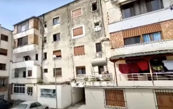 Apel për ndihmë! Ra nga kati i katërt i pallatit, 30-vjeçarja nga Lushnja ka nevojë për ndihmë