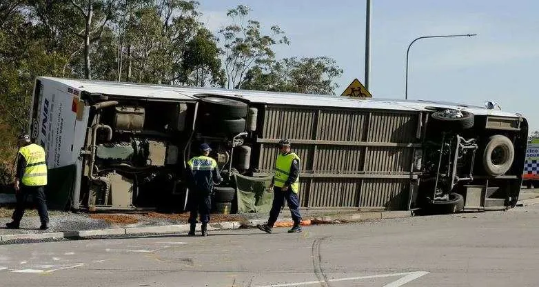 10 të vdekur dhe 25 të plagosur nga aksidenti i autobusi me dasmorë