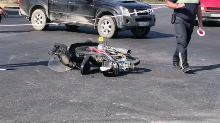 Lushnje, makina përplaset me motorin, humb jetën 28-vjeçari