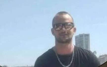 Dyshohet se i ngacmoi të dashurën në një lokal nate, shqiptari e vdes me grushta …