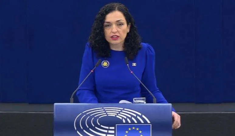 Osmani deklaron “Liri, pavarësi, demokraci” në tri gjuhë në PE