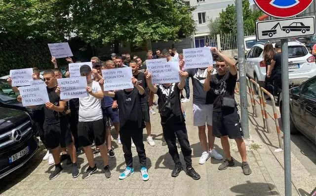 Familja dhe miqtë dëshirojnë drejtësi: Vdekja tragjike e Enjo Saliajt nxit protestën para Gjykatës