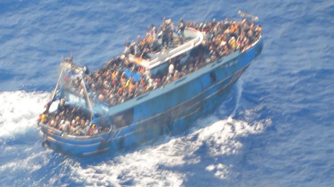 Fotot e anijes pak para se të mbytej në Greqi, emigrantët mbi njëri-tjetrin