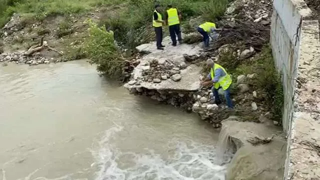 Mallakastër, përrenjtë dalin nga shtrati, dëmtohen urat