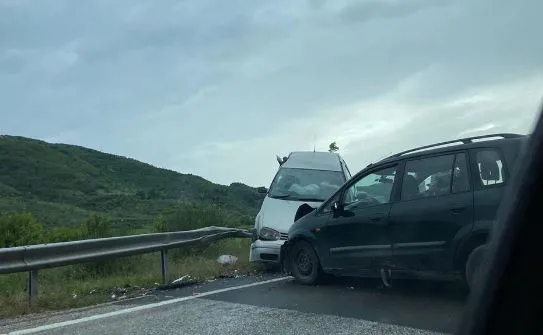 Aksident i rëndë, ndërron jetë e mitura, plagosen 6 persona