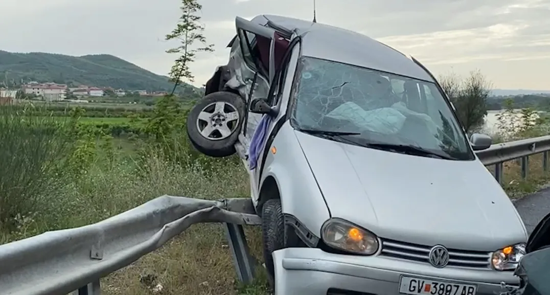VIDEO/ Elbasan: Makina përfundoi mbi barrierat e rrugës nga lagështia